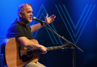 Koncert skupiny Plavci, Honza Vančura a Irena Budweiserová