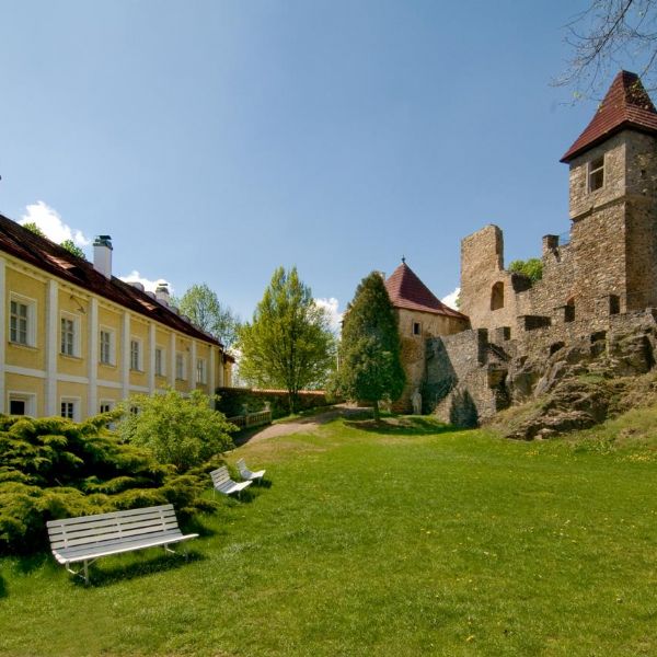 Hrad a zámek