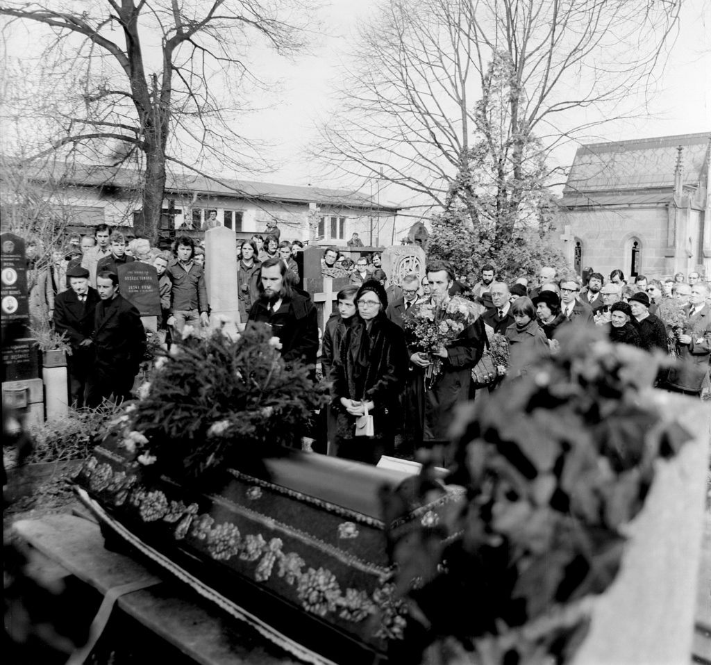 pohreb-prof-jana-patocky-brezen-1977-1024x957.jpg
